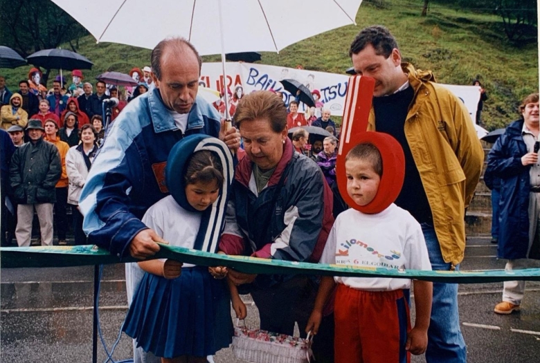 96ko Kilometroen irekiera. Bertan ageri dira orduko Elgoibarko alkatea, Guillermo Garate, Ikastolako lehen irakaslea izandako, Itziar Ajuria, eta 96ko Kilometroetako Beder eta Sei famatuak.