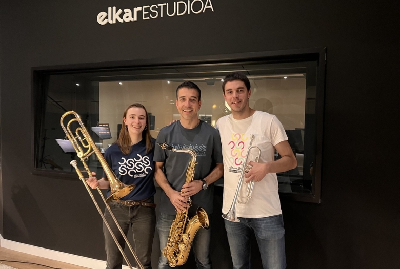 Elkar Estudoetan grabatu dute Kilometroen abestia.