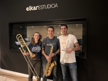 Elkar Estudoetan grabatu dute Kilometroen abestia.